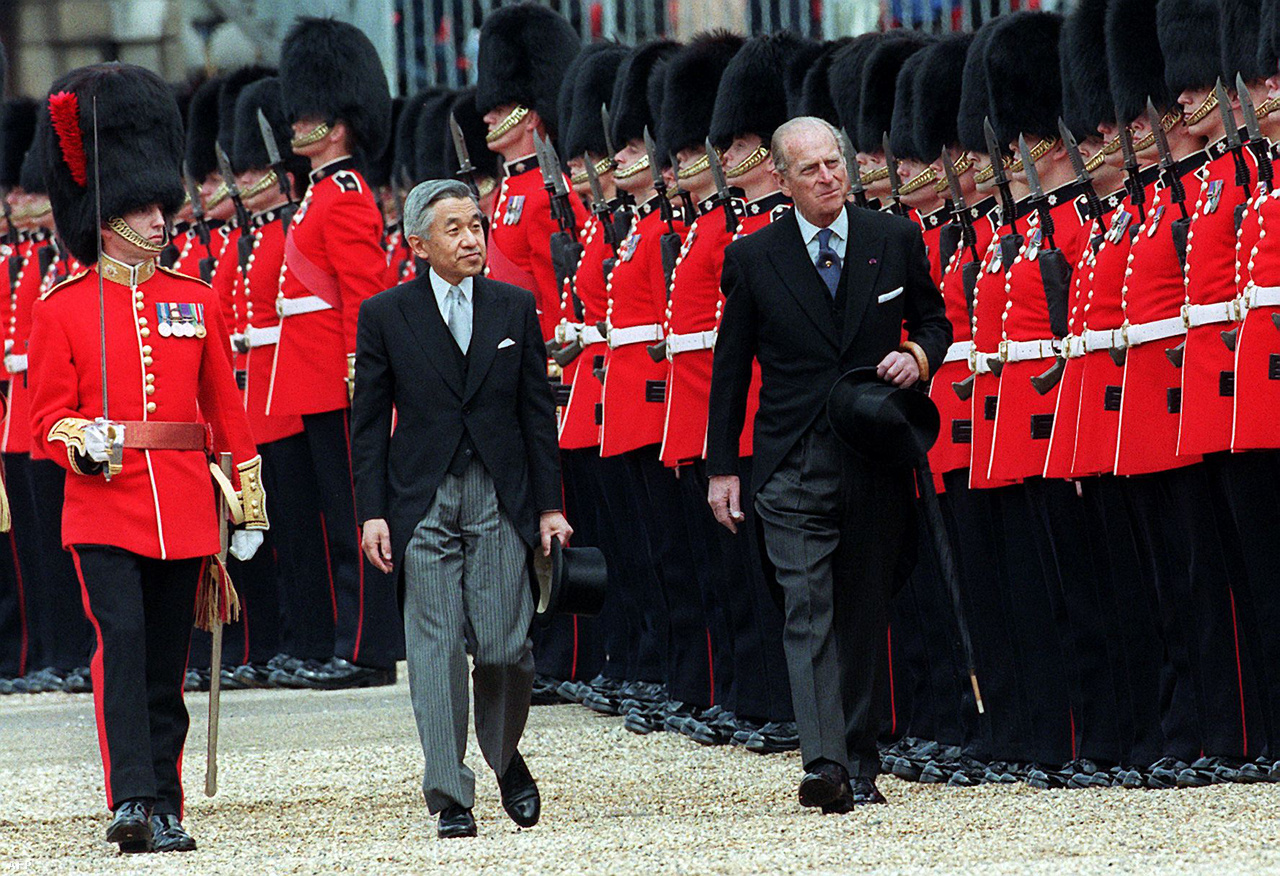 Fülöp herceg Akihito japán császár társaságában tekinti meg az őrséget 1998-ban.
