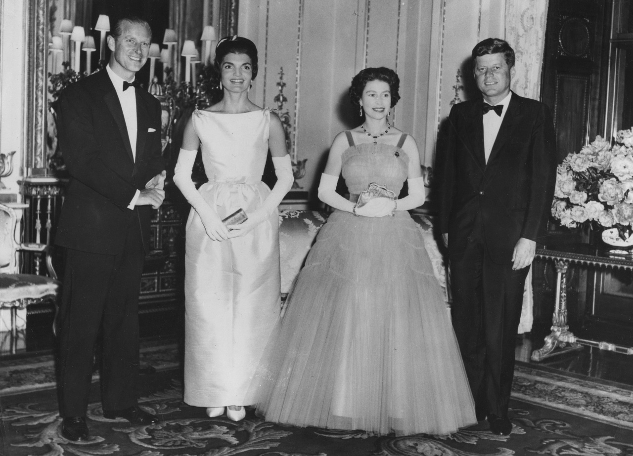 A világ számos vezetőjét fogadták, ezen a képen John F. Kennedyvel és feleségével, Jackie-vel láthatók a Buckingham-palotában.