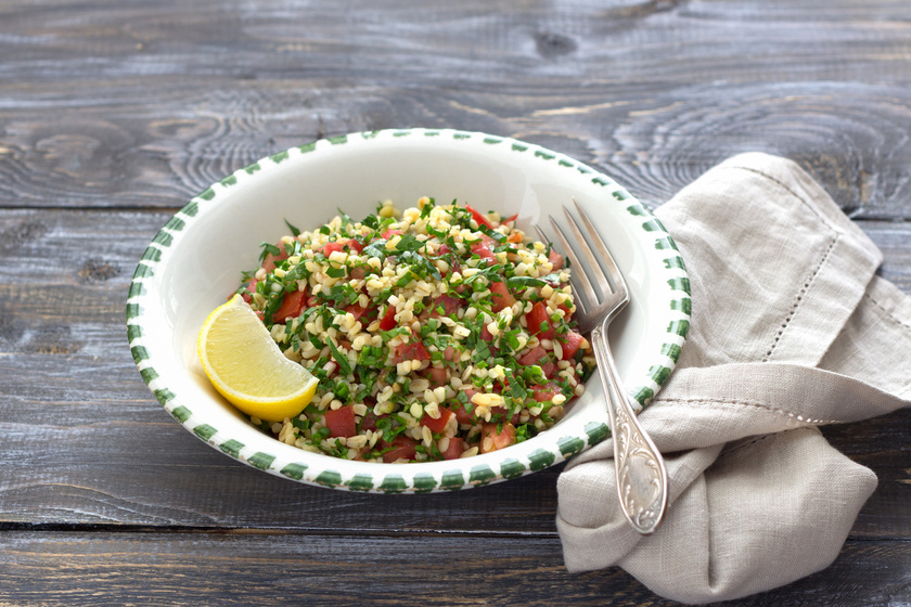 Mediterrán saláta sok petrezselyemmel és bulgurral: tökéletes a grillezett húsokhoz
