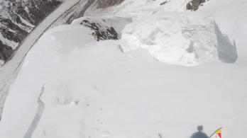 Megmászta a K2-t, aztán lesíelt róla