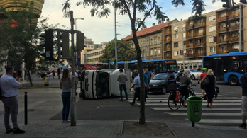 Metrópótló busz karambolozott a Lehel térnél