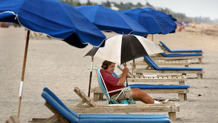 Átszúrta egy strandoló mellkasát a napernyő