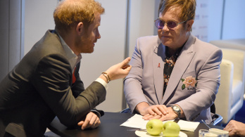 Elton John az AIDS ellen küzd Harry herceg oldalán