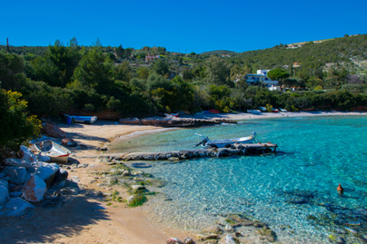 Nudista strandok a görög tengernél: a 10 legszebb part, ahol egyenletesre barnulhatsz