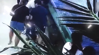 Gyerekre támadt egy cápa egy kínai plázában