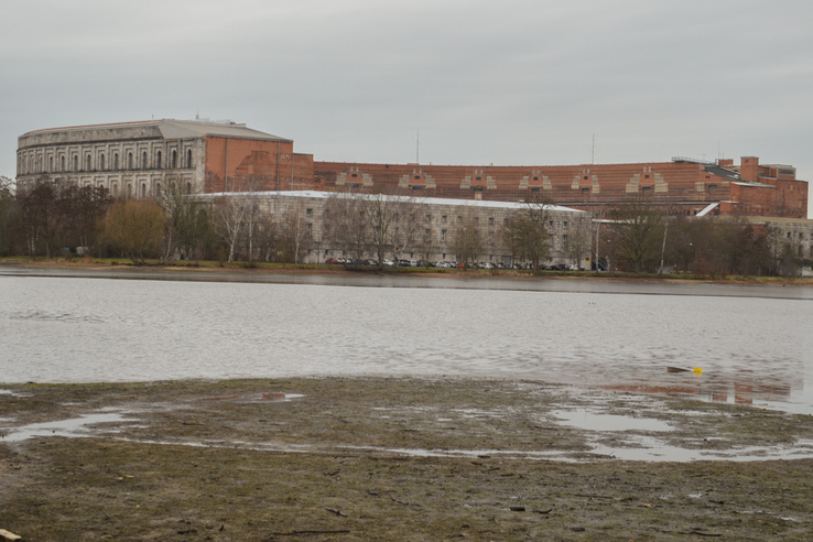 A Kongresszusi Központ hátulról. Ez nem a mérgezett Silbersee, de ez a tó sem valami romantikus