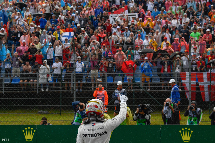 Lewis Hamilton a Mercedes brit versenyzője miután megnyerte a Forma-1-es Magyar Nagydíj időmérő edzését a mogyoródi Hungaroringen 2018. július 28-án.