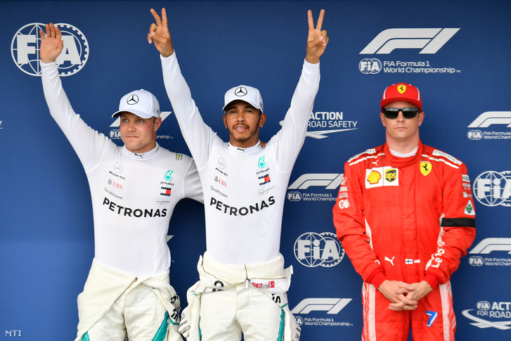 Lewis Hamilton a Mercedes brit versenyzője miután megnyerte a Forma-1-es Magyar Nagydíj időmérő edzését a mogyoródi Hungaroringen 2018. július 28-án.
                        