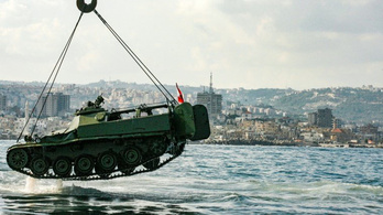 Tankokat és páncélosokat süllyesztettek a tengerbe Libanon partjainál