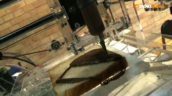 Nutellával nyomtat kenyérre a 3D nyomtató