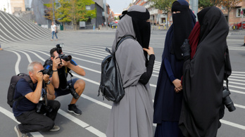 Elfedett arccal tüntettek a dánok a burka betiltása ellen