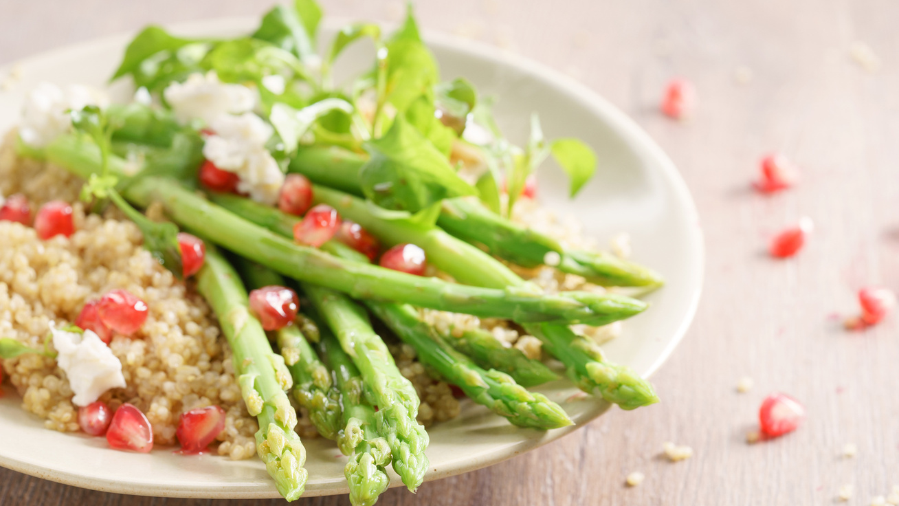 Quinoasaláta spárgával: az egyik legjobb étel, amit választhatsz a diétádhoz