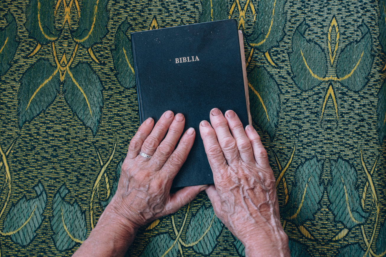 biblia öreg kezek