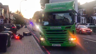 Éljenzi és átkozza Anglia a teherautósofőrt, aki elütötte a motortolvajokat