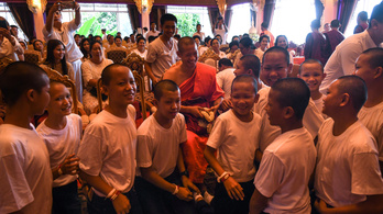 Hazatértek a kolostorból a thai gyerekek