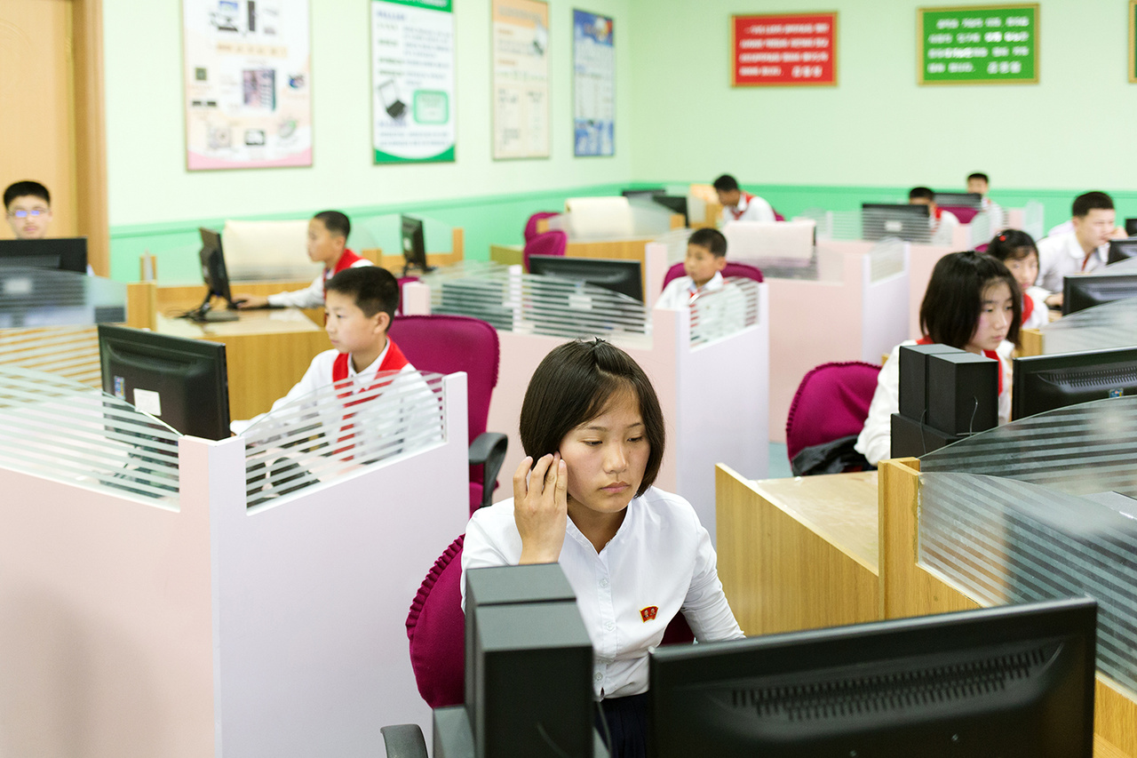Számítástechnikai óra a Mangjongdei Tanulók Palotájában. Az internethez csak néhány kiváltságos férhet hozzá Észak-Koreában, még a nómenklatúrában magasan állók gyerekei is csak a belső intranetet használhatják.