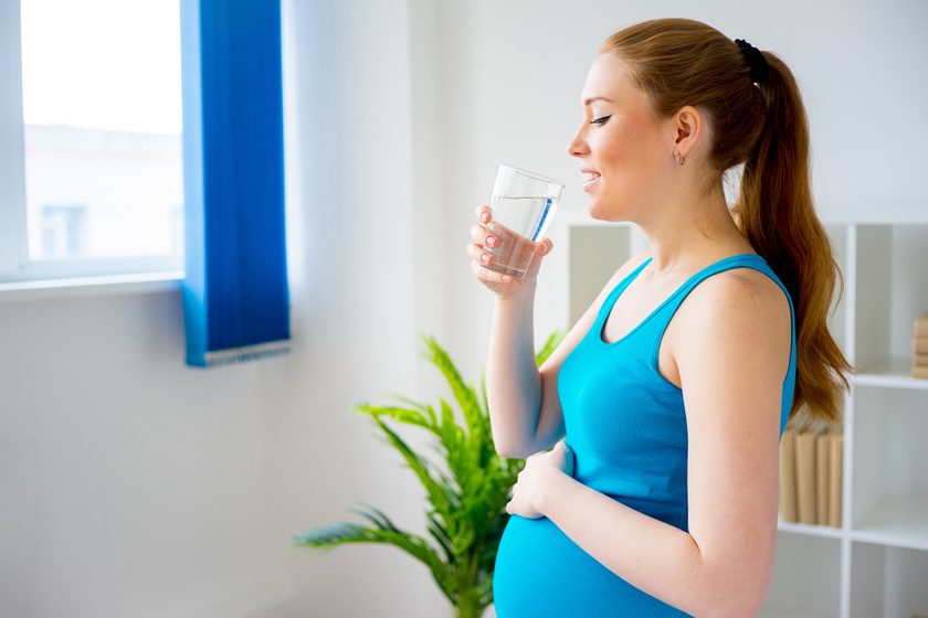 Hány pohár vízzel igyál többet kánikulában, ha kismama vagy? Veszélyes a dehidratáltság