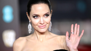 Angelina Jolie már nem bírja, hogy hivatalosan még mindig Brad Pitt felesége
