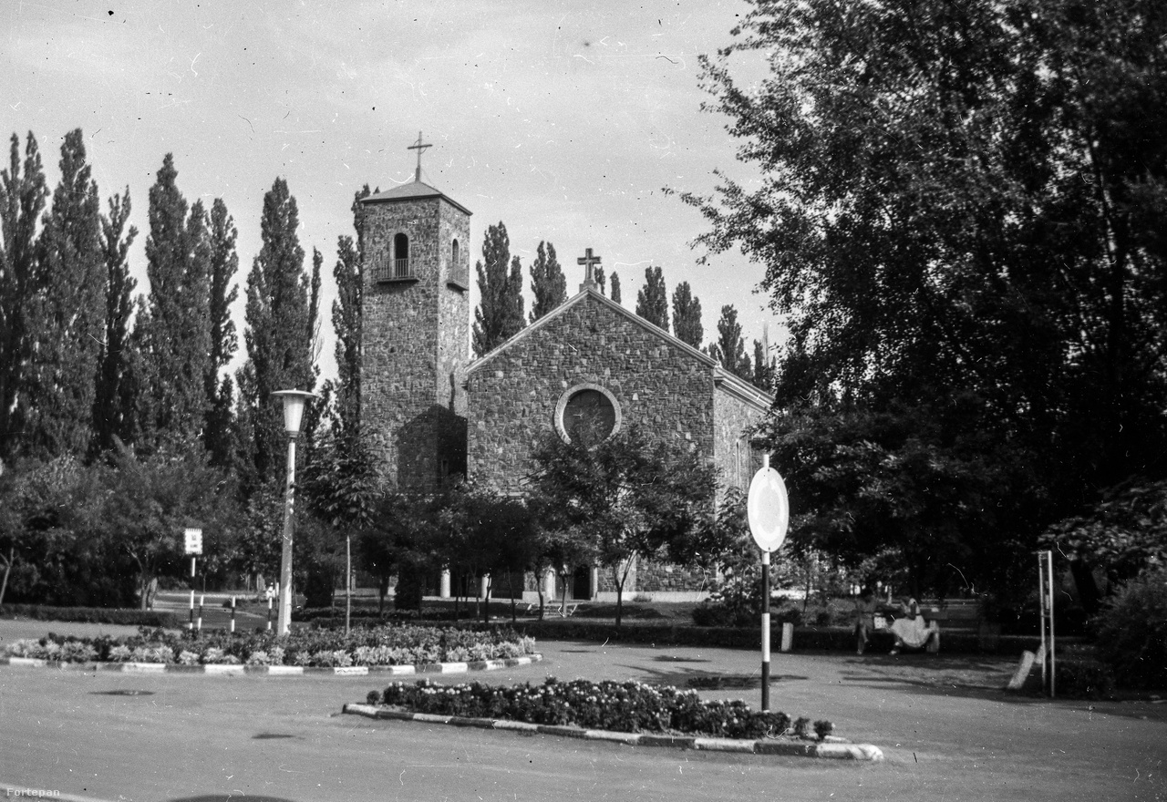 Balatonföldvár, a római katolikus templom a vasút mellett