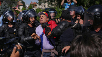 Eldurvult a hazatért vendégmunkások tüntetése Bukarestben