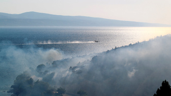 Két tűzoltókocsi is szénné égett a horvátországi tűzben
