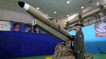 Iránnak új ballisztikus rakétája van
