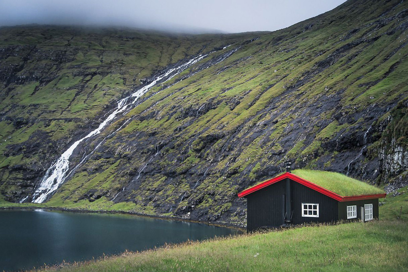 Meredek hegyek és festői völgyek: a Feröer-szigetek képeslapra kívánkoznak
