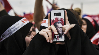 Erdoğan: iPhone helyett lehet Samsungot vagy török telefont is venni