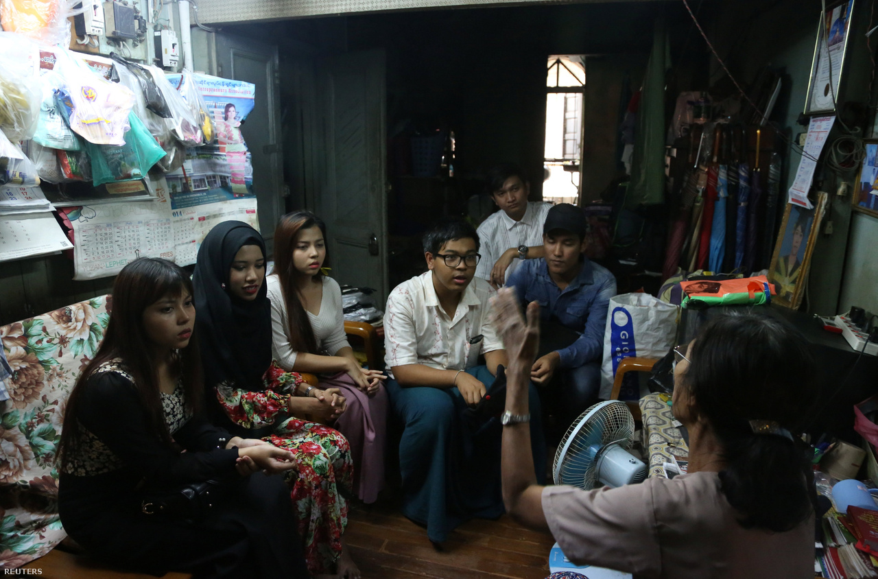 A legnagyobb mianmari városban, Yangonban élő nő a vallási feszültségektől tomboló buddhista országban, muszlim kisebbségiként áll a nyilvánosság kereszttüzében. A fotón éppen középiskolai barátaival látogatják volt tanárukat Yangonban.
