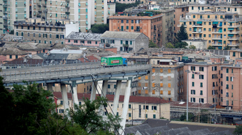Sokkhatás alatt van a leomlott genovai híd előtt pár méterre megálló kamionos