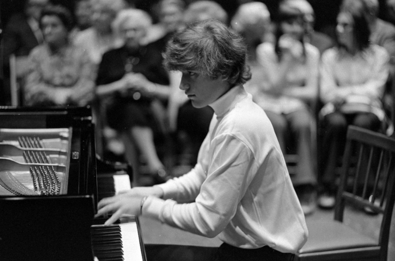 Ránki Dezső a zongoránál, aki Kadosa Pál osztályában többek között Jandó Jenő és Kocsis Zoltán évfolyamtársa volt. Rados Ferenc is tanította. 18 évesen megnyerte a zwickaui nemzetközi Schumann-verseny első díját, ami beindította a nemzetközi karrierjét is.