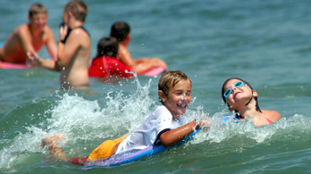 Egyre több gyerek fullad a vízbe, mert a szülő mobilozik a parton