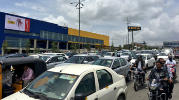 India első IKEA-jában órákat kell várni a bejutásra a tömeg miatt