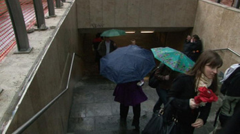 Beázik a felújított metróállomás esővédője