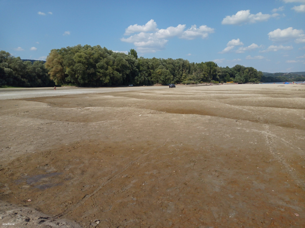 A Kismaros és Nagymaros közti homokszigetnél így festett a kiszáradt Dunaág augusztus 10-én