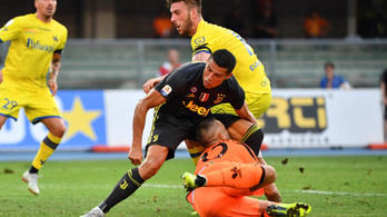 Eltört a Ronaldóval ütköző Chievo-kapus orra