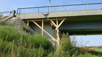Rémisztő állapotban van a Berettyó-híd, alá kellett dúcolni
