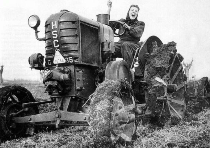 Hölgy a traktoron  