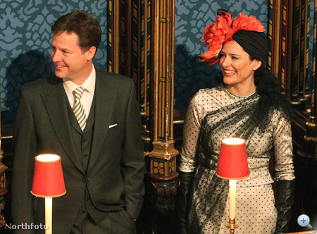 Középen Nick Clegg brit miniszerelnök-helyettes, tőle jobbra a piros fejdíszben felesége, Miriam