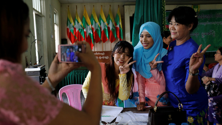 A szempillaspirál is politika Mianmarban