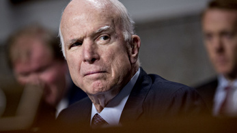 John McCain szenátor felhagyott a kezelésekkel