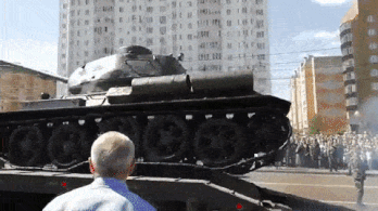 Semmi világrengető, csak leborult egy tank a platóról egy katonai parádén