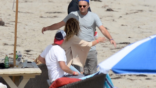 Vajon kit ölelget Leonardo DiCaprio a malibui strandon?