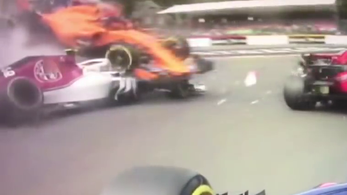 Visszapattant Alonso kocsija Leclerc fejvédőjéről