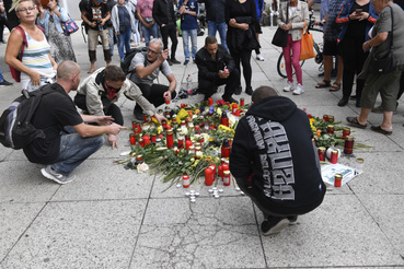Virágokkal és mécsesekkel tisztelegnek a kelet-németországi Chemnitzben két nappal ezelõtt történt gyilkosság áldozata elõtt 2018. augusztus 27-én. 