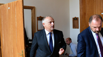 Hernádi Zsoltot rendőrök kísérték a bíróságra múlt csütörtökön