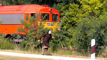 A közlekedési államtitkár meglátogatja a vonatot lefutó csigajelmezes aktivistákat