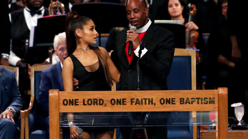 Bocsánatot kért a pap, aki letaperolta Ariana Grandét