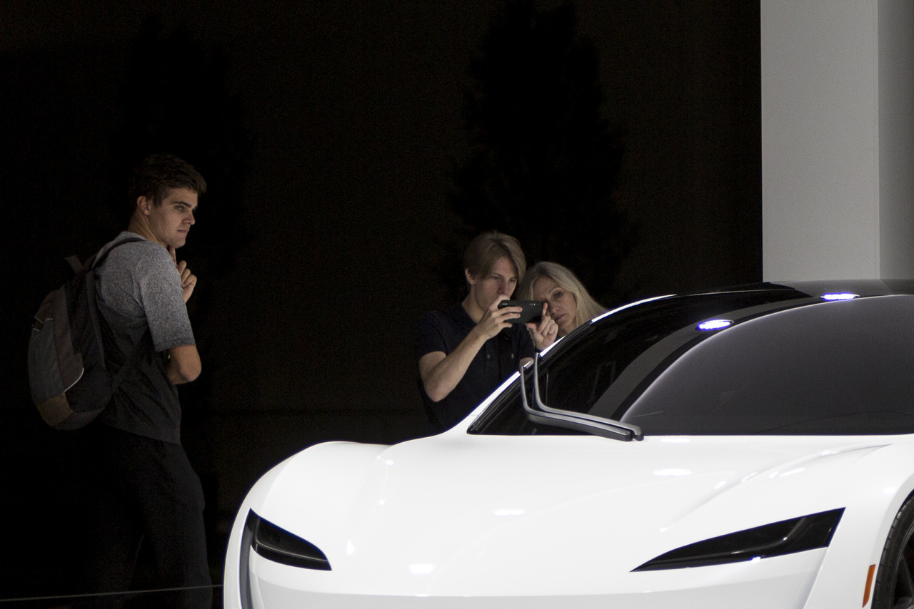 Egy Tesla Roadster is befért a kiállításra, mint a világ egyik legfürgébb autója.