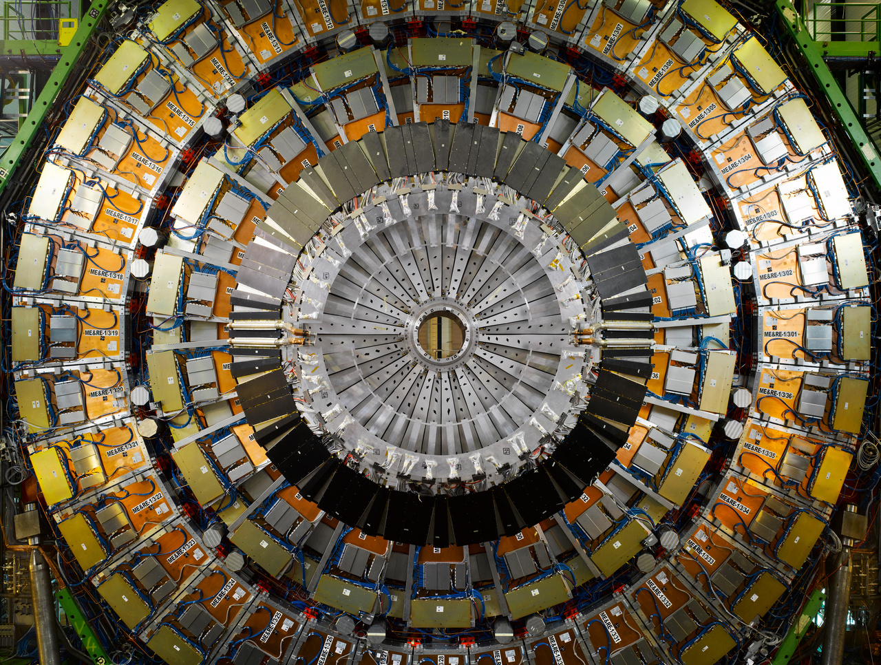 A Nagy Hadronütköztető CMS (Compact Muon Solenoid) detektorának 16 méter átmérőjű, 26 méter hosszú hordója már ránézésre is bonyolultabb és felfoghatatlanabb bárminél, amit az ember valaha épített. A CMS több célra használható: többek között a részecskefizika standard modellje, azon belül a Higgs-bozon vizsgálatára, de extra dimenziók, illetve a sötét anyagot alkotó részecskék vizsgálatára is alkalmas.
